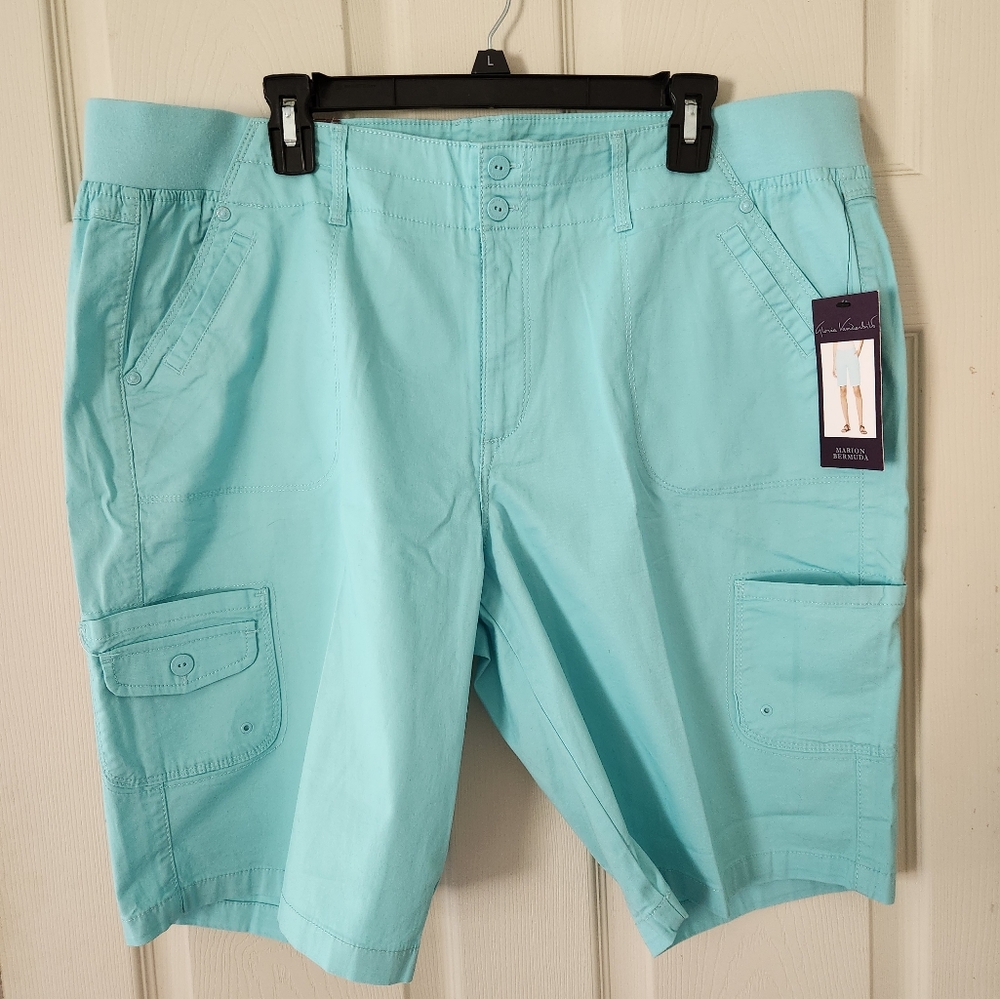 Women's NWT Bermuda shorts.